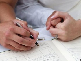 双语阅读:英国千禧一代新郎选择婚后随妻姓