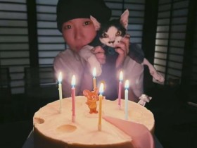 好友晒合影为窦靖童庆生 谢顶发型趣味十足