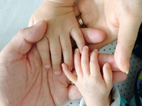 胡杏儿晒一家四口牵手照宣布二胎产子:欢迎你