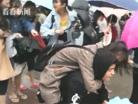 男子暴雨后背女友趟水走 路人羡慕:别人家男朋友