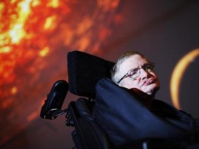 学生忆霍金:去世前还想写新论文 在他身边很好玩