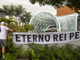 大批巴西球迷在医院外悼念贝利 难忍悲伤掩面哭泣