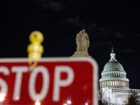 美国新国会“开张”就“开撕” 撕出百年头一遭