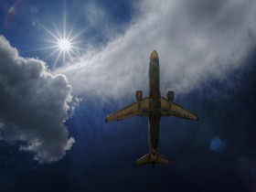 打雷的时候可以玩电脑吗(打雷玩电脑被劈的几率)